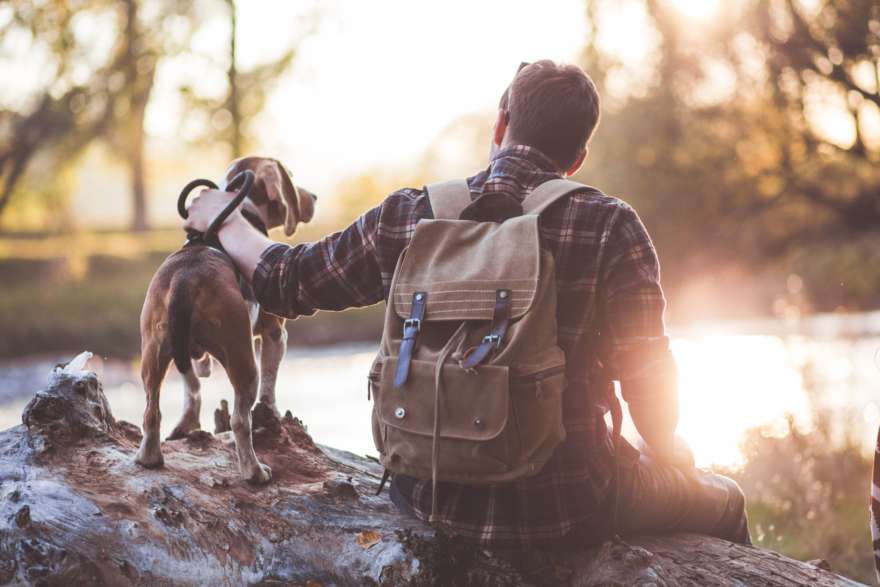 Mann mit Hund am See