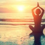 Yoga am Strand bei Sonnenuntergang