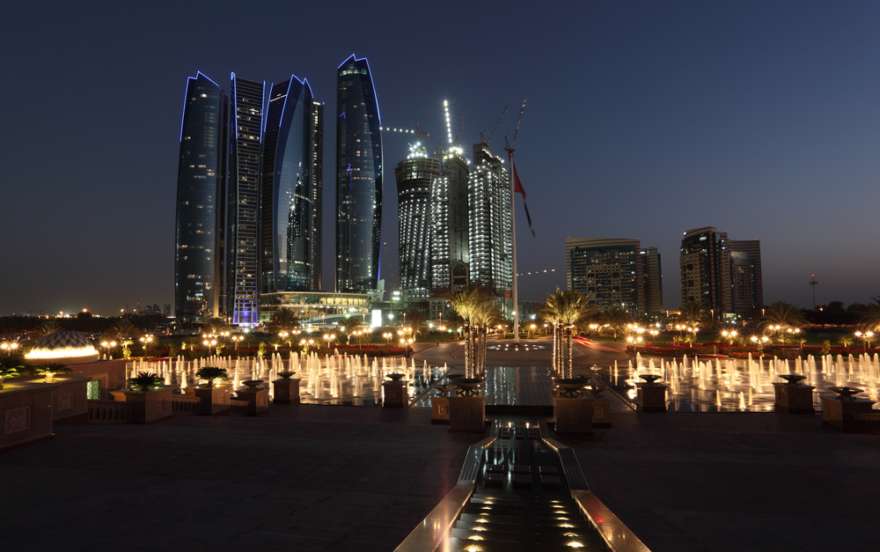 Abu Dhabi Skyline in der Nacht