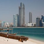 Strand von Abu Dhabi mit Skyline