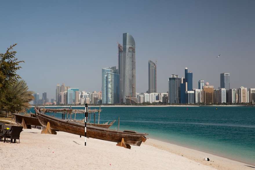 Abu Dhabi strand mit Skyline