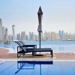 Pool mit Blick auf die Skyline von Dubai