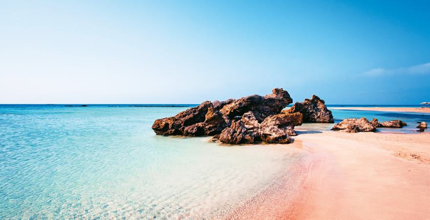 pinker Strand mit Felsen