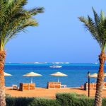 Strand mit Palmen in Hurghada in Aegypten