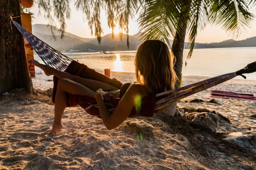Haengematte am Strand von Koh Phangan in Thailand