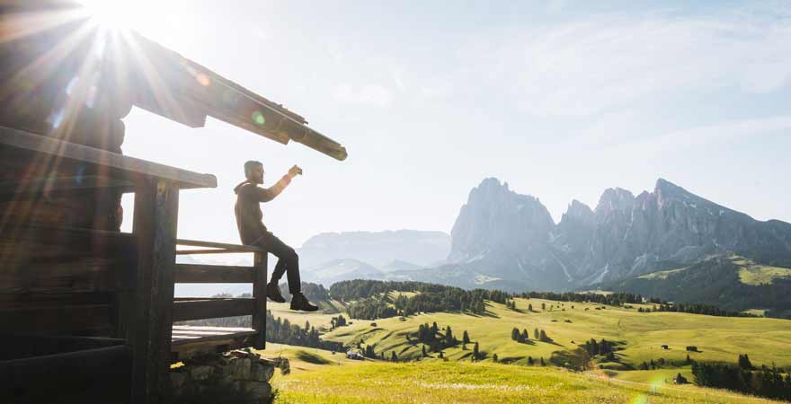 Mann auf einer Hütte in den Dolomiten