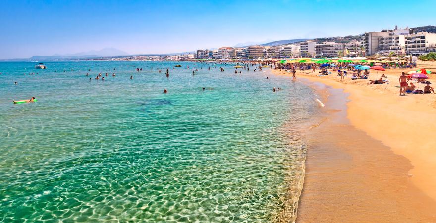 langer Strand vor einer Stadt