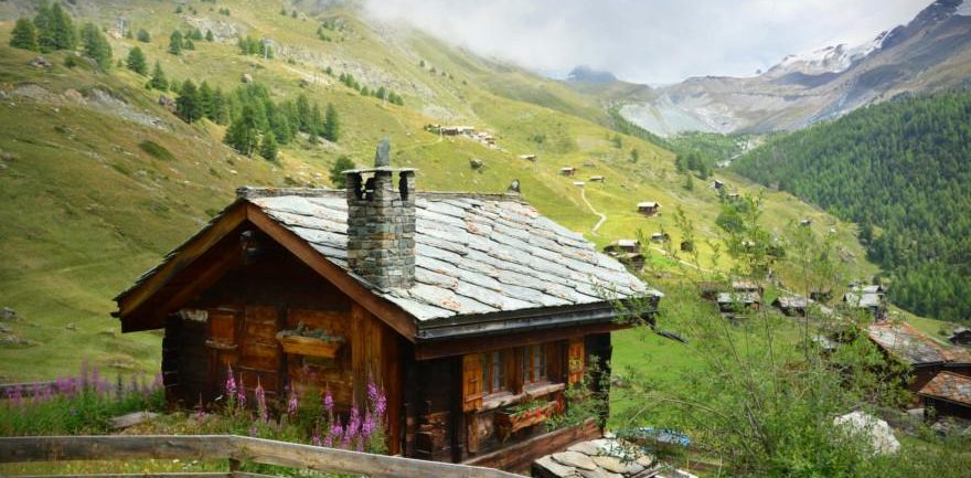 Ein Chalet in den Alpen.