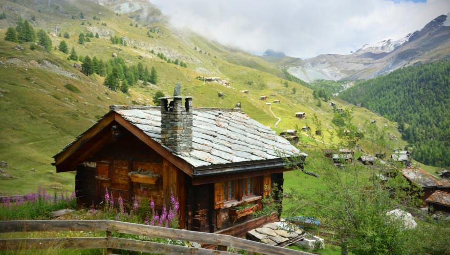 Ein Chalet in den Alpen.