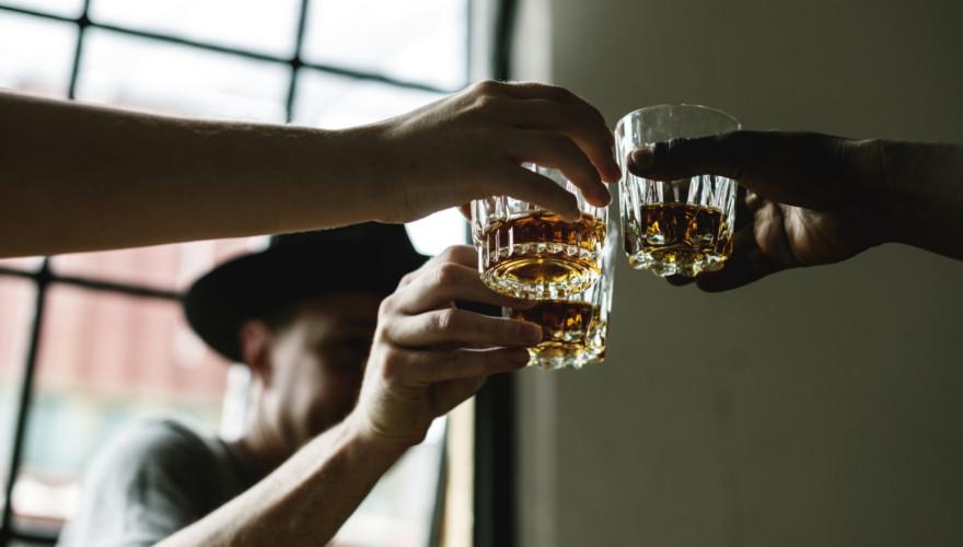 Männer trinken Whiskey.