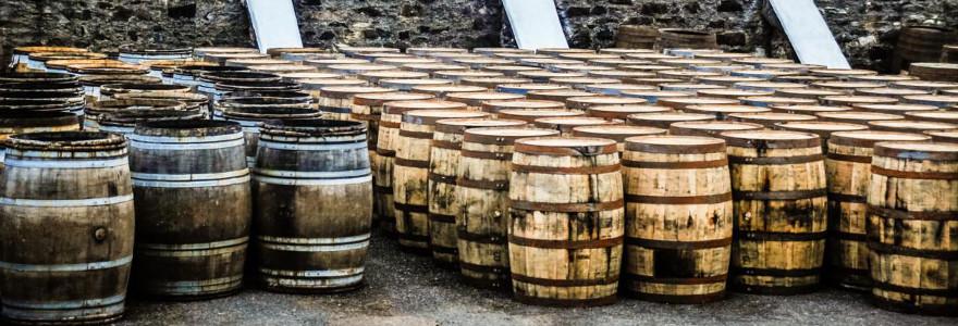 Whiskyfässer in Schottland.