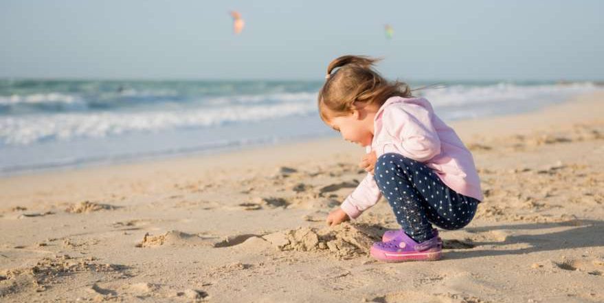 Spielendes Kind am Strand