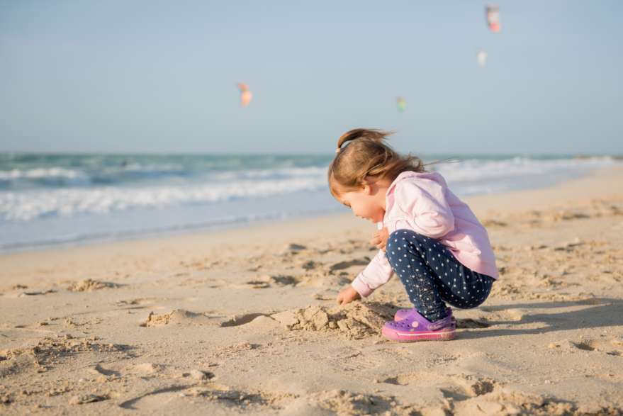 Spielendes Kind am Kite Beach in Dubai