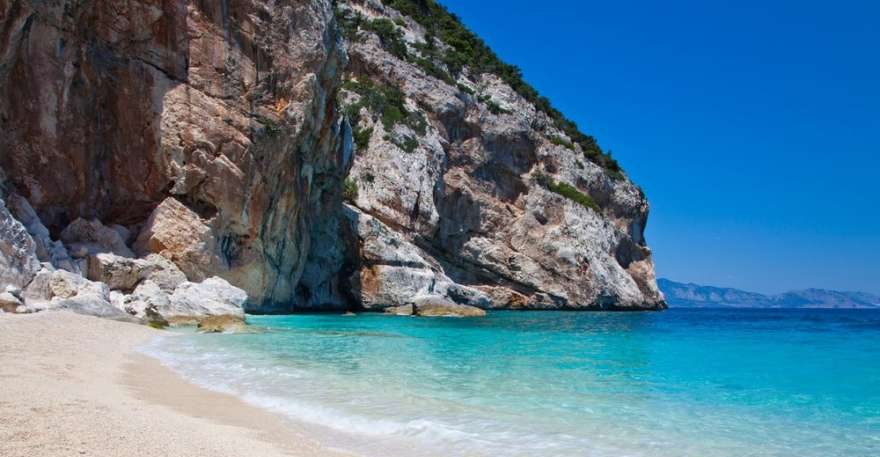 Strand von Costa Smeralda auf Sardinien in Italien