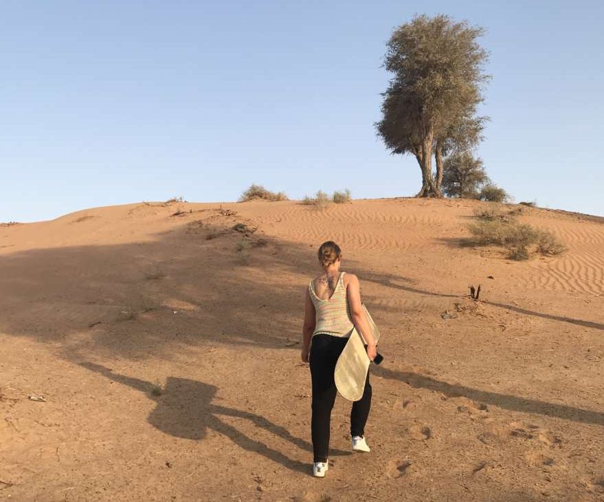 Frau beim Sandboarding in Ras al Khaimah in den VAE
