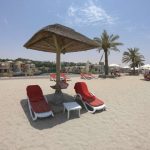 The Cove Rotana Strand mit Liegen in Ras al Khaimah