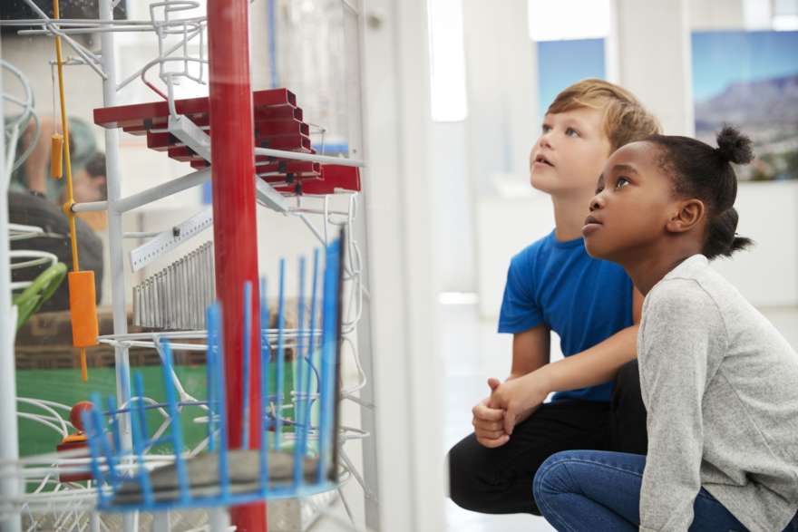 Kinder im Museum
