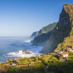 Kueste von Madeira auf den Azoren in Portugal