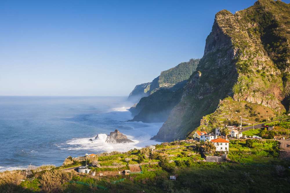 Kueste von Madeira auf den Azoren in Portugal