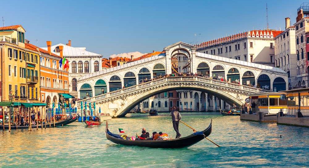 Rialto bruecke an der Adria Kueste in Venedig in Italien
