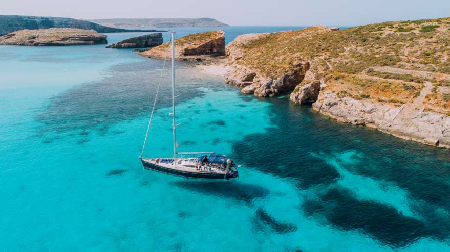 Boot in der blauen Lagune auf Malta