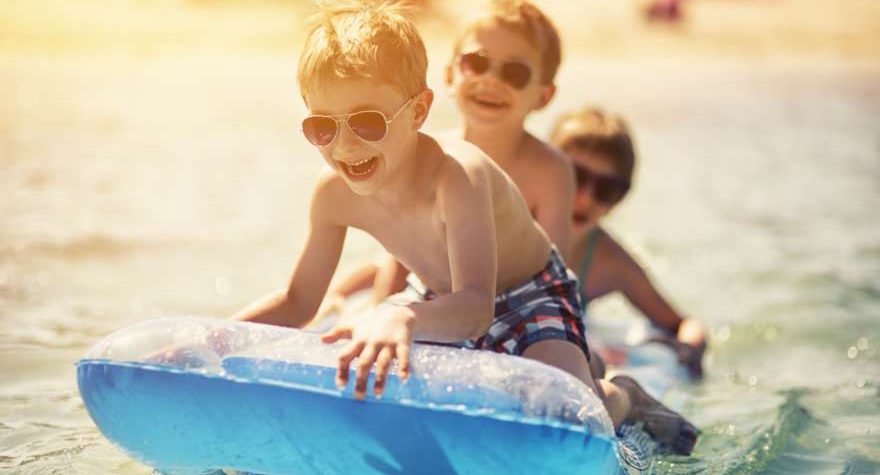 Kinder auf einer Luftmatraze
