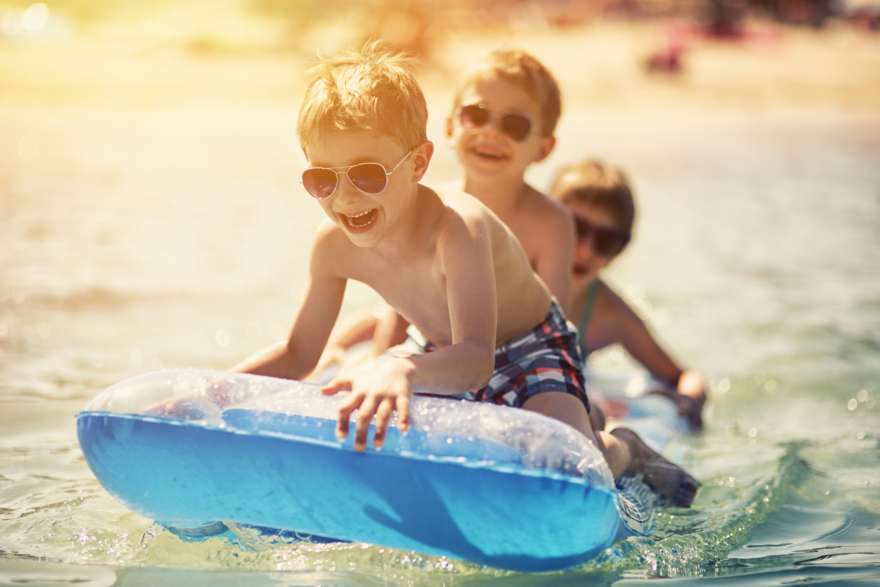 Kinder auf einer Luftmatraze