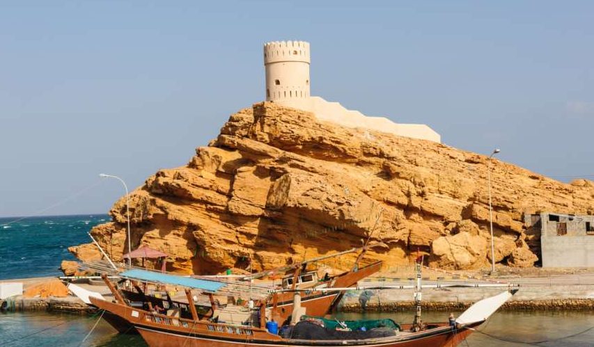 Dhau vor der Küste von Sur im Oman