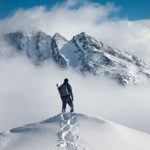 Wanderer auf Schneebedecktem Gipfel