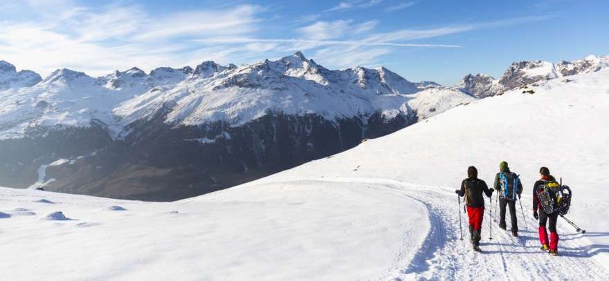 Wanderer mit Ausrüstung für eine Winterwanderung