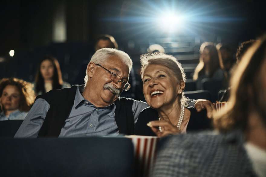 Älteres Paar beim Kinobesuch