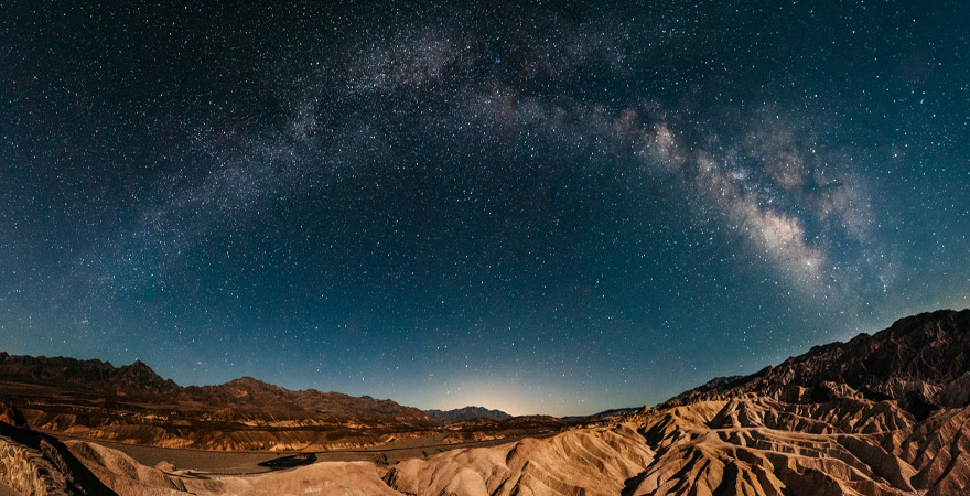 Nacht mit Sternenhimmel im Death Valley National Park