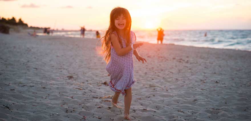 Kind am Strand von Varadero