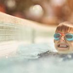 Kleiner Junge lernt schwimmen