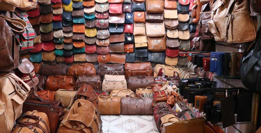 Markt mit Taschen in Marokko