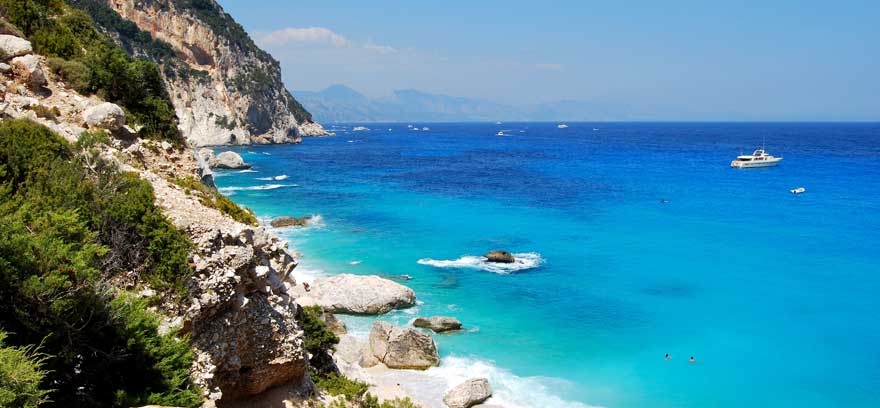 Strand Cala Goloritze auf Sardinien in Italien