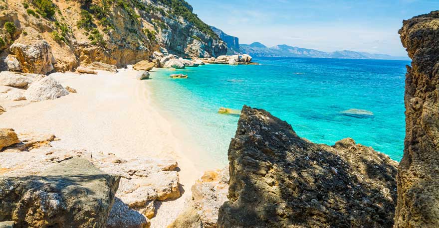 Strand Cala Mariolu auf Sardinien in Italien