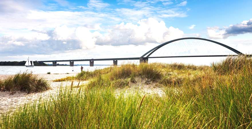 Die Fehmarnsundbrücke vom Strand aus