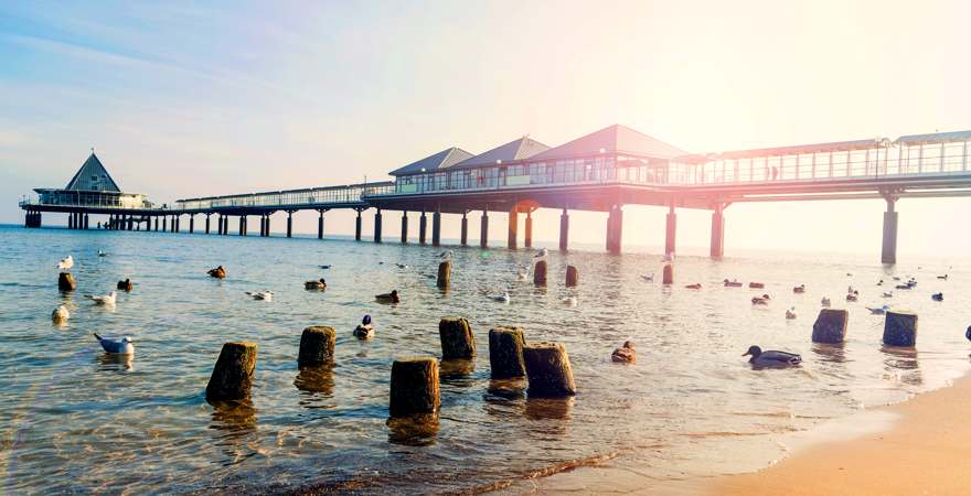 Eine Seebrücke führt vom Strand aufs Meer