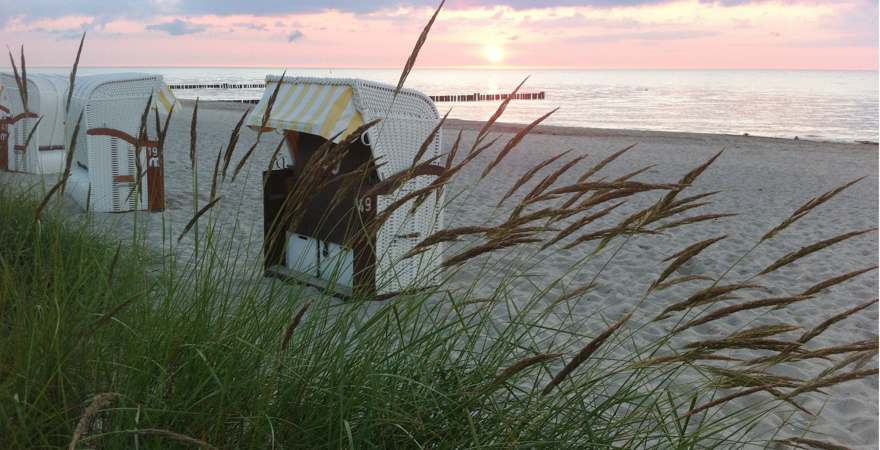 Sonneuntergang am Strand mit Strandkorb