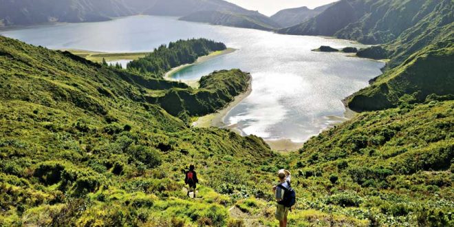 Wandern über die grünen Krater von São Miguel – Vulkanschönheit im weiten Ozean