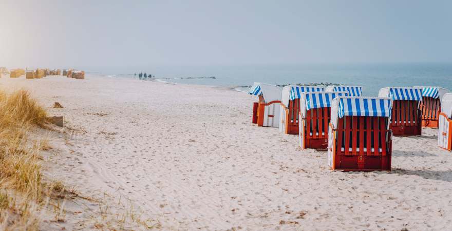 Strandkörbe am leeren Strand