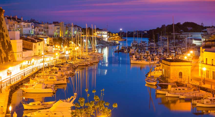 Mahon auf Menorca in Spanien bei Nacht
