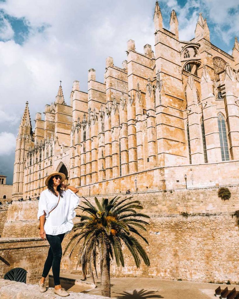 Jana vor der Kathedrale in Palma auf Mallorca