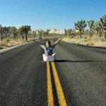 Frau auf einer Straße im Sequoia National Park