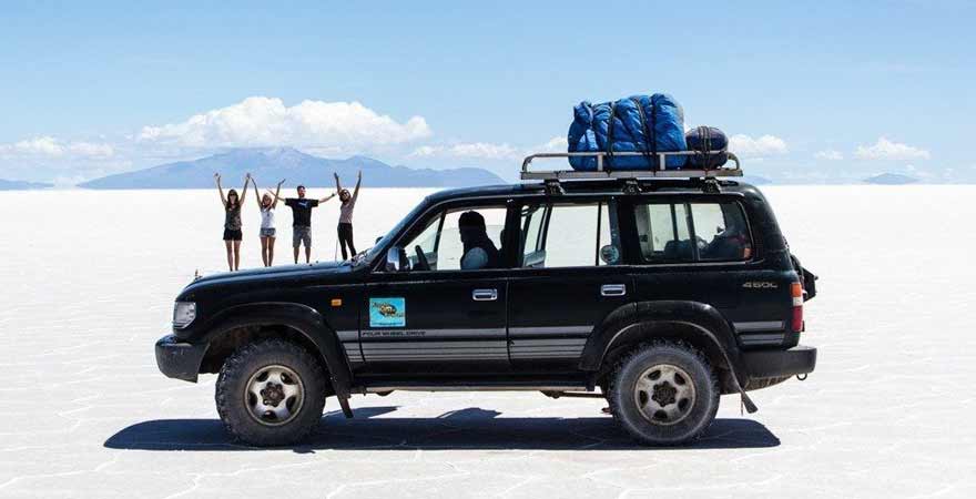Auto in der Uyuni Salzwueste in den Anden in Bolivien