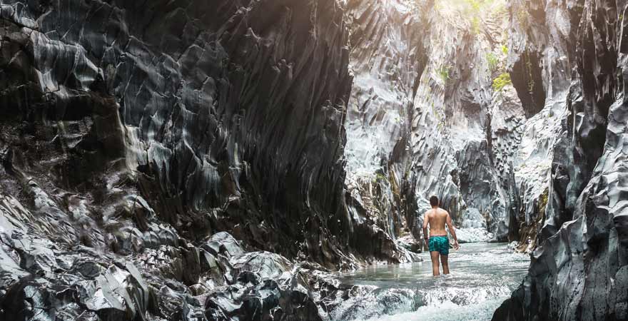 Mann in der Alcantara Schlucht in Sizilien