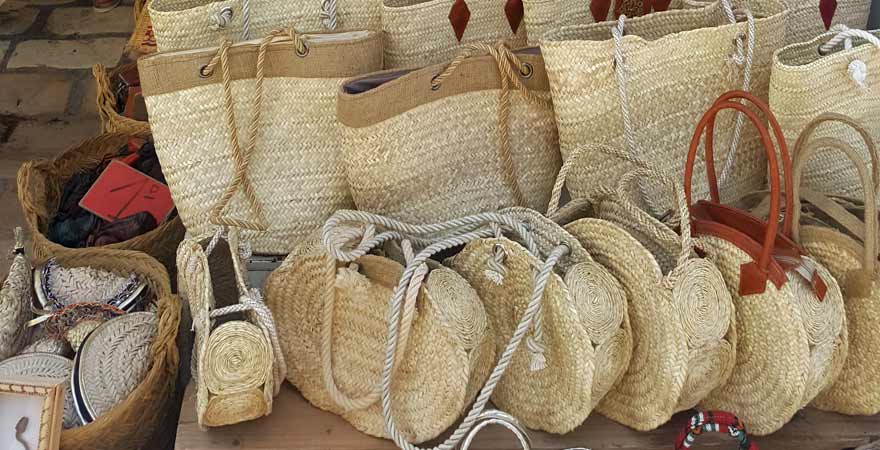 Korbtaschen auf einem tunesischen Markt