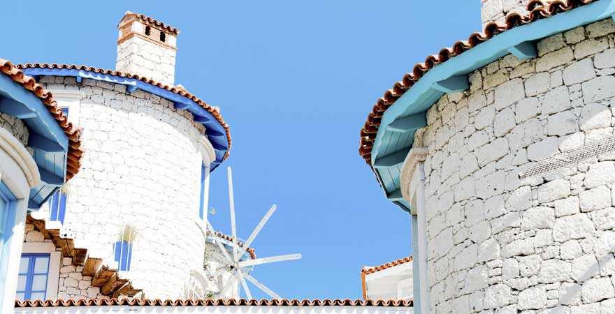 Windmuehlen in Alacati in der Tuerkei