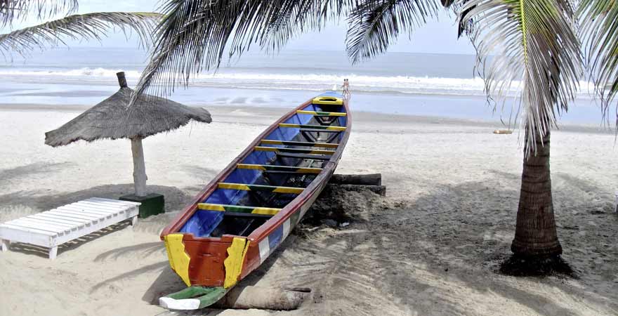 weißer Sandstrand in Gambia